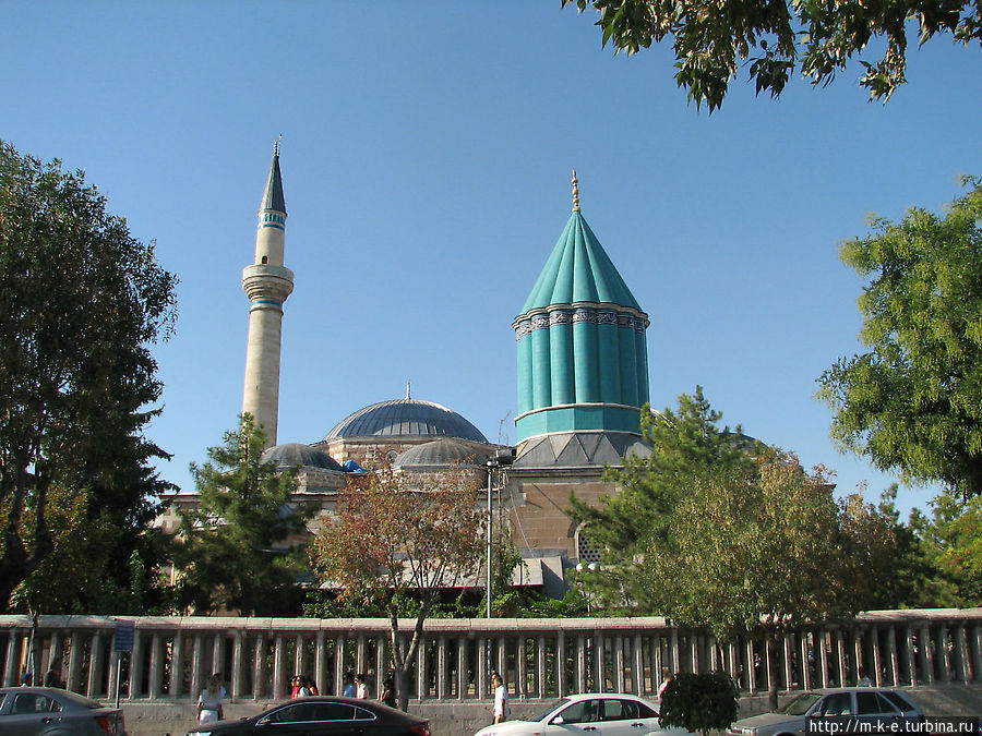 Бирюзовый конусообразный купол над гробницей Джелаледдина Руми Конья, Турция