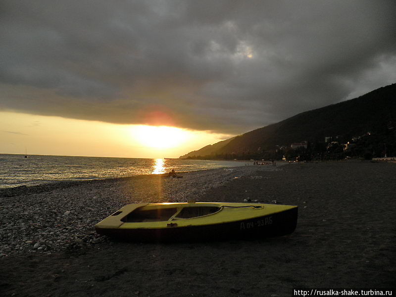 Один день из жизни желтой лодки Гагра, Абхазия