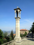 Колонна с балдахином, где находится скульптура Св.Квирина — покровителя Сан Марино. Она находится перед церковью капуцинов XYI века.