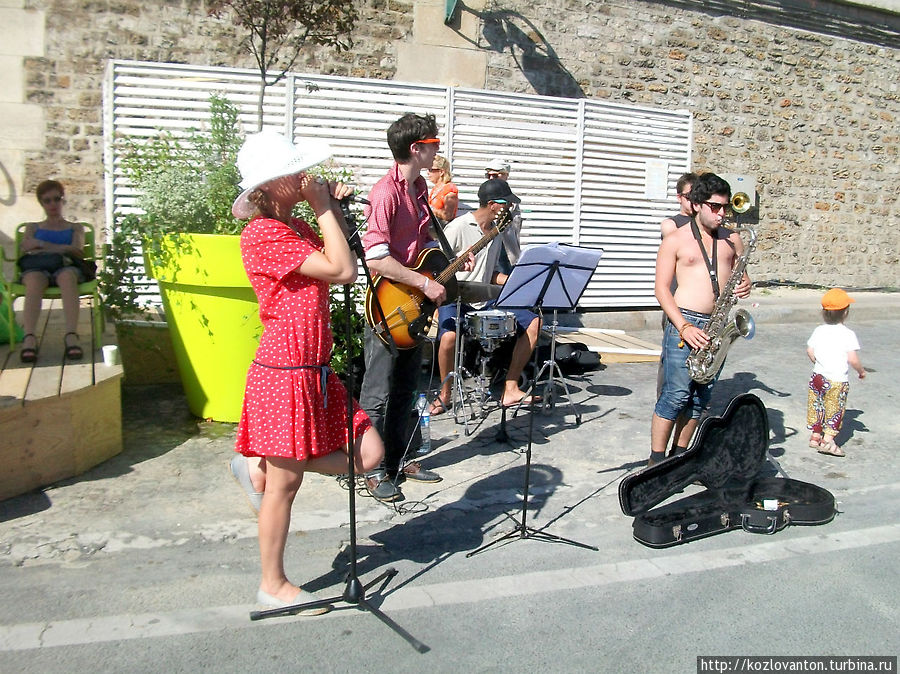 Джаз-квинтет — основной музыкальный коллектив пляжа. Париж, Франция