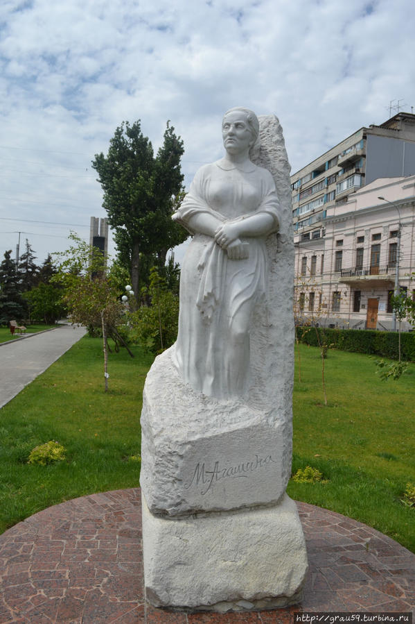 Сквер и Памятник Агашиной М.К. Волгоград, Россия