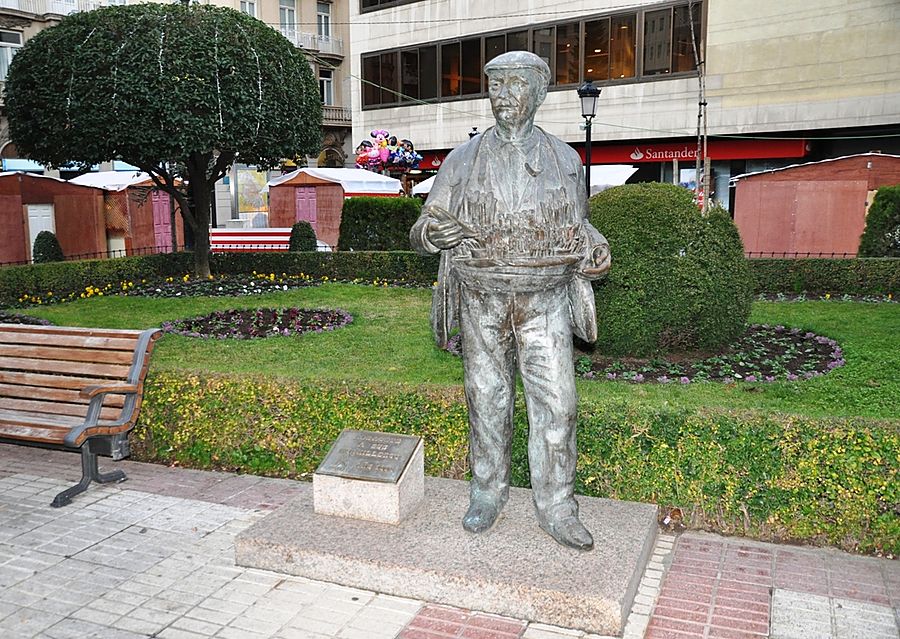 Скульптура продавца ножей / Estatua Homenaje al Cuchillero