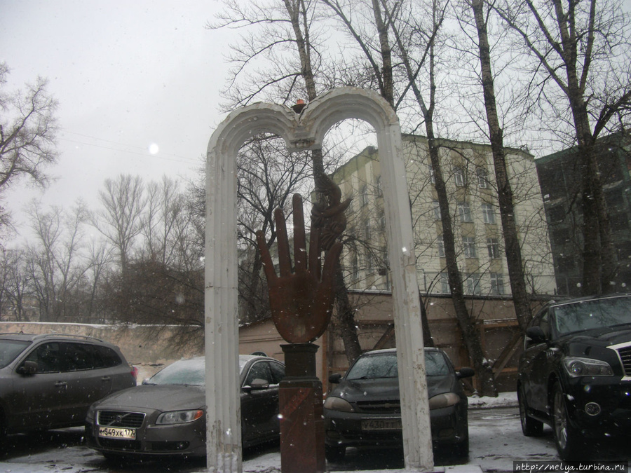 Скульптура Птица счастья символизирующая дружбу народов через дорогу от синагоги Москва, Россия