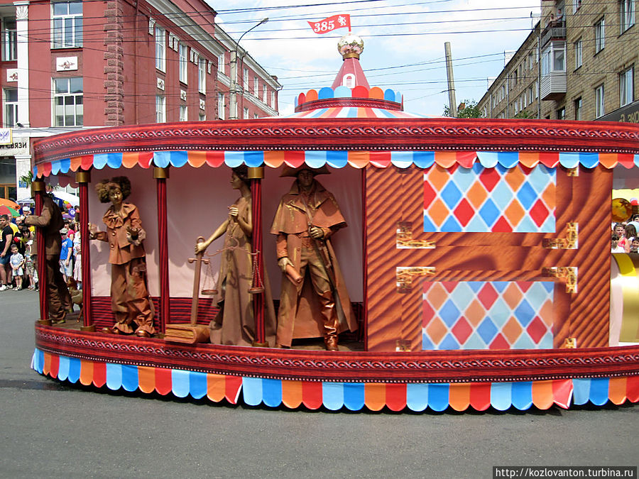 Живые скульптуры украшают одну из красочных платформ.