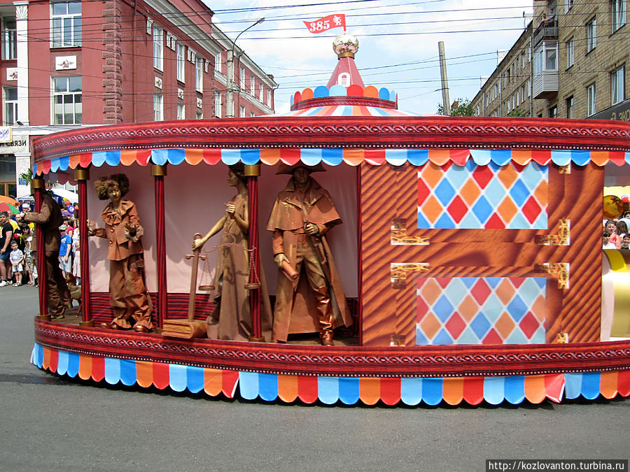 Живые скульптуры украшают одну из красочных платформ. Красноярск, Россия