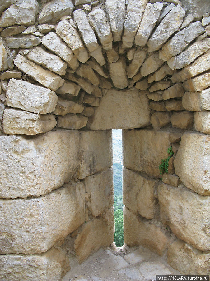 Сохранилось много примеров средневековых «лазеек» — специальные окна, узкие снаружи, но широкие на внутренней стороне. Они были разработаны специально для стрельбы из луков и арбалетов, давая защитникам внутри крепости много места, в то время как атакующие видели только узкую щель в качестве мишени. Национальный парк крепость Нимрод, Израиль