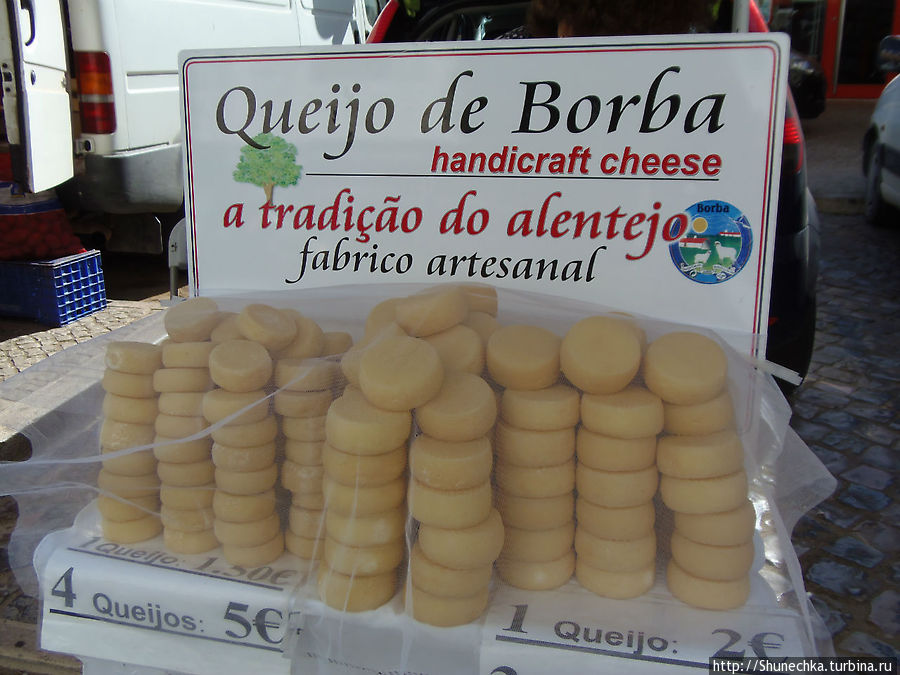 Козий сыр очень любим португальцами. У него своеобразный вкус, но если положить кусочек такого сыра на ломтик банана, то получится превосходная закуска к легкому розовому или зеленому вину.