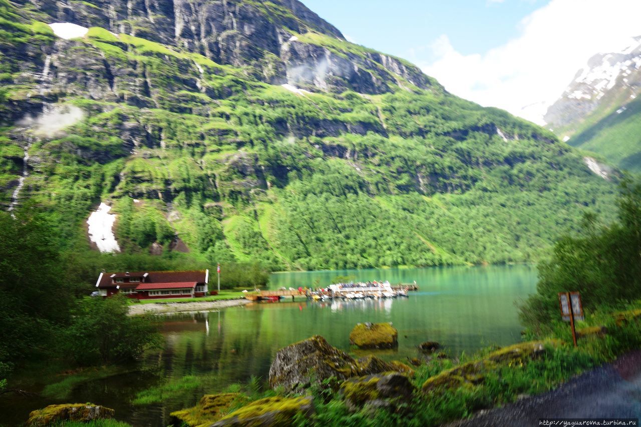 По дороге с облаками вдоль долины Лодален Олден, Норвегия