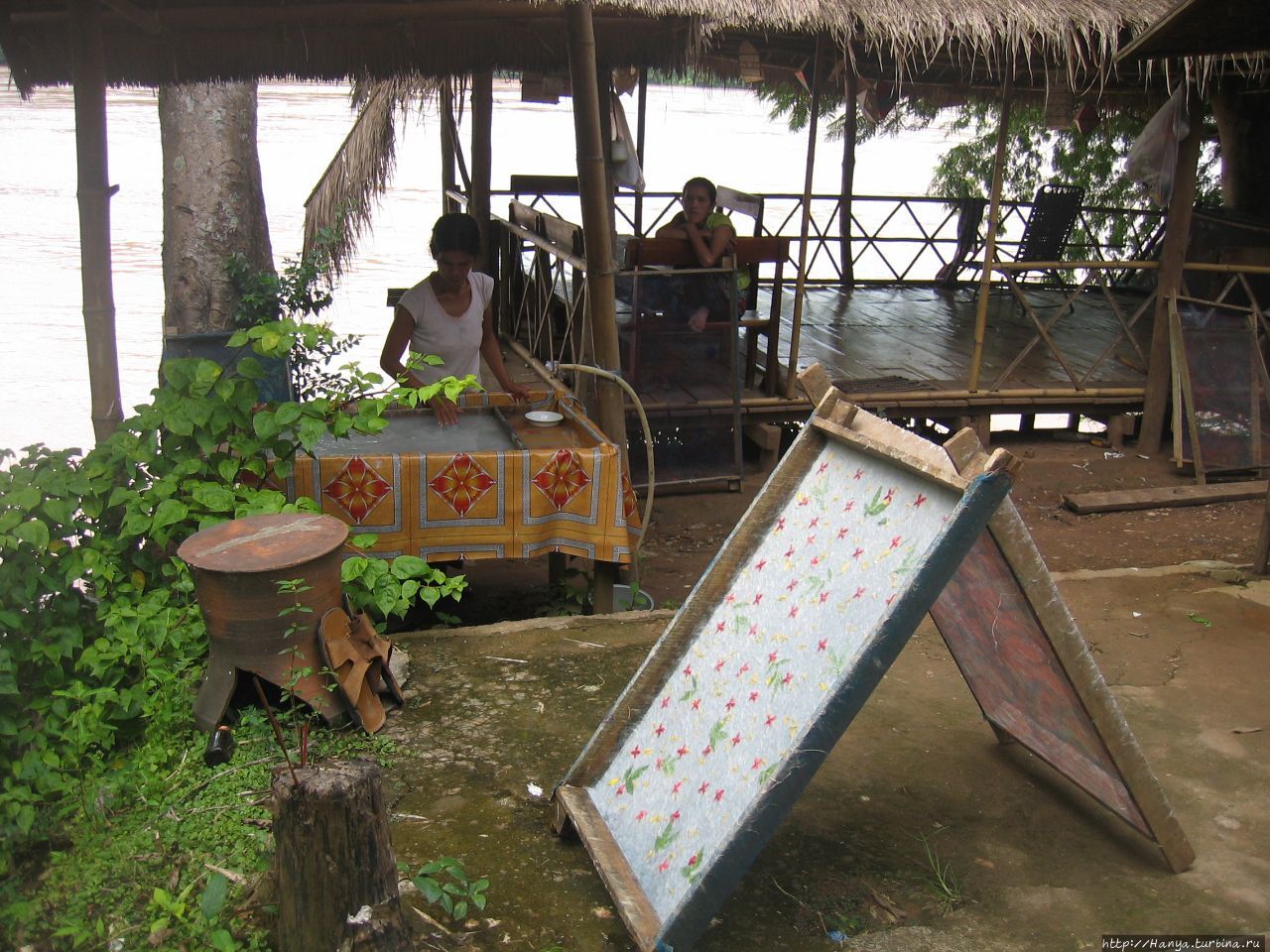 Бумажное производство в деревне Сангхонгпоса Луанг-Прабанг, Лаос