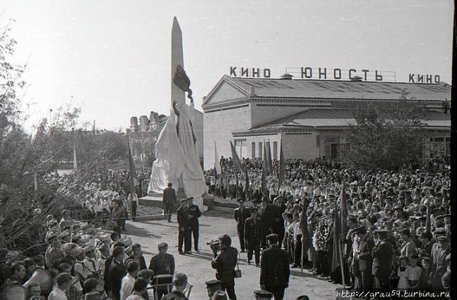 Открытие памятника борцам революции (фото с сайта http://oldsaratov.ru) Вольск, Россия