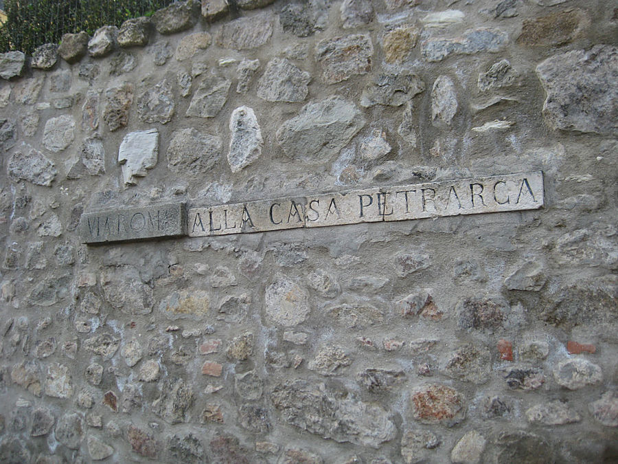 В тишине, над книгою, с пером в руке... Аркуа-Петрарка, Италия