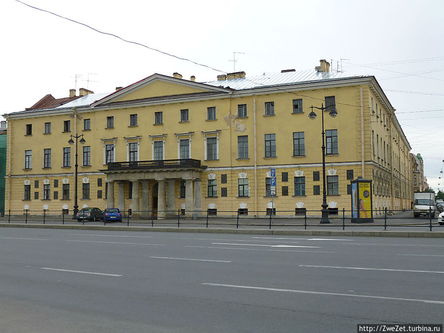 В этом доме проживали многие деятели науки и культуры (для мемориальной доски для каждого на фасаде не хватило места) Санкт-Петербург, Россия