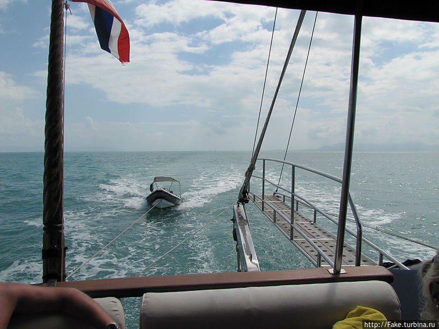 тянем за собой моторку на которой нас доставляли на островки так как яхта не может швартоваться на них Остров Самуи, Таиланд