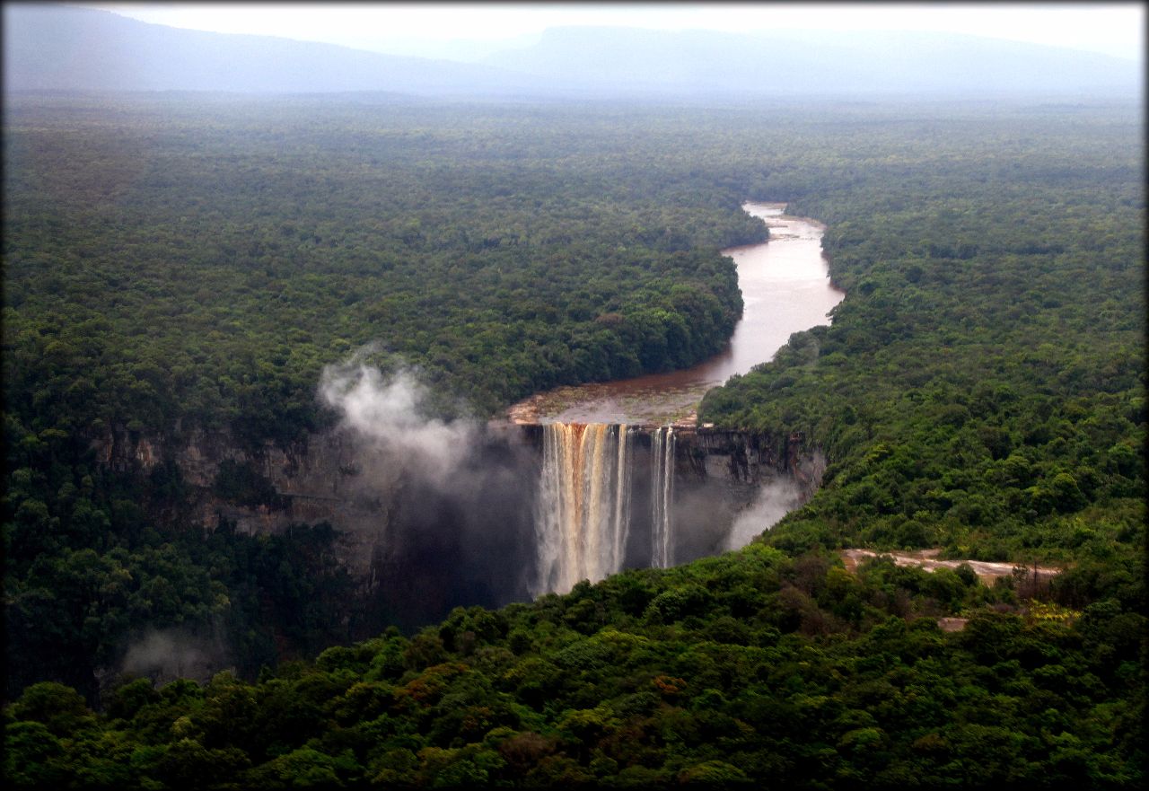 Смотровая площадка у водопада Кайетур в Гайане