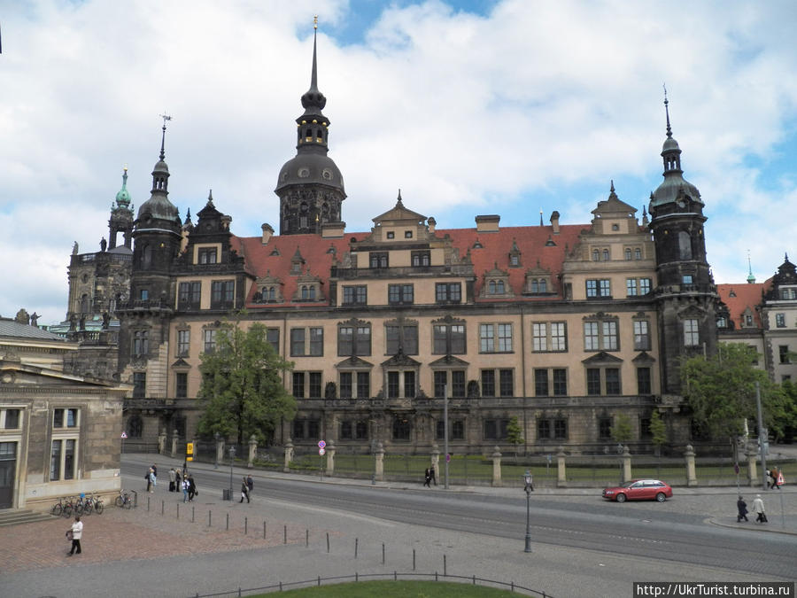 Дрезденский замок-резиденция, также Дворец-резиденция (нем. Dresdner Residenzschloss) — бывшая резиденция саксонских курфюрстов (1464—1485, 1547—1806) и королей (1806—1918) Дрезден, Германия
