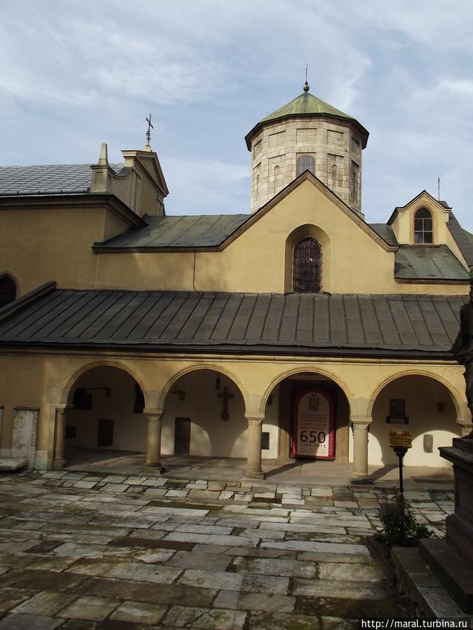 Монастырский двор у северной стены собора Львов, Украина
