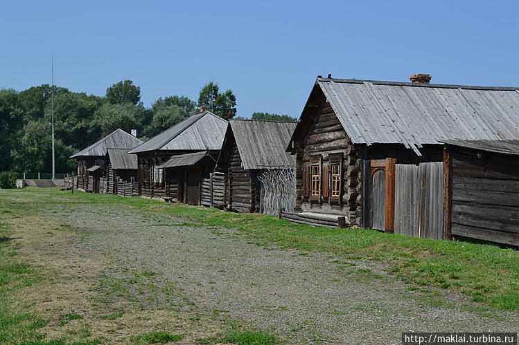 На деревенской улице.