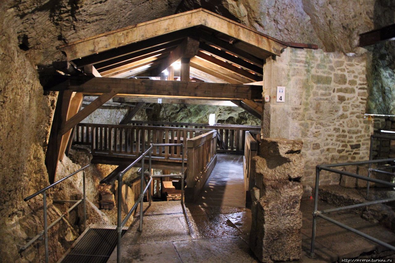 Подземные мельницы Коль-де-Рош / Moulins souterrains du Col-des-Roches