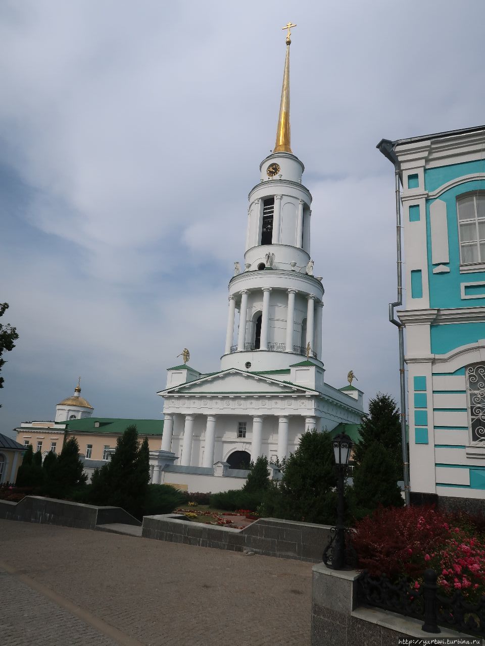 Надвратная колокольня на территории Задонского Рождество-Богородицкого монастыря. Задонск, Россия
