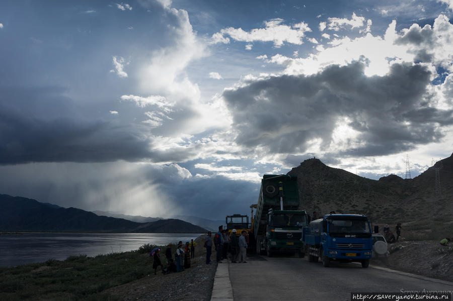 Строительство дороги по правому берегу Ярлунг Цампо Тибет, Китай