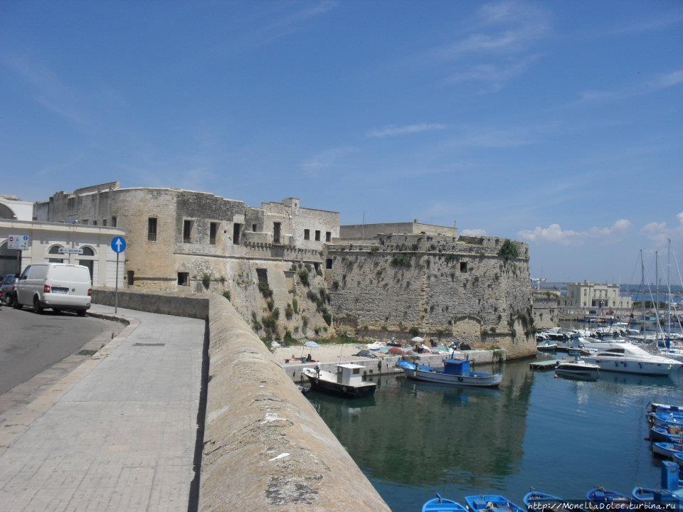 Средневековый центр Gallipoli на берегу mar Ionio Галлиполи, Италия