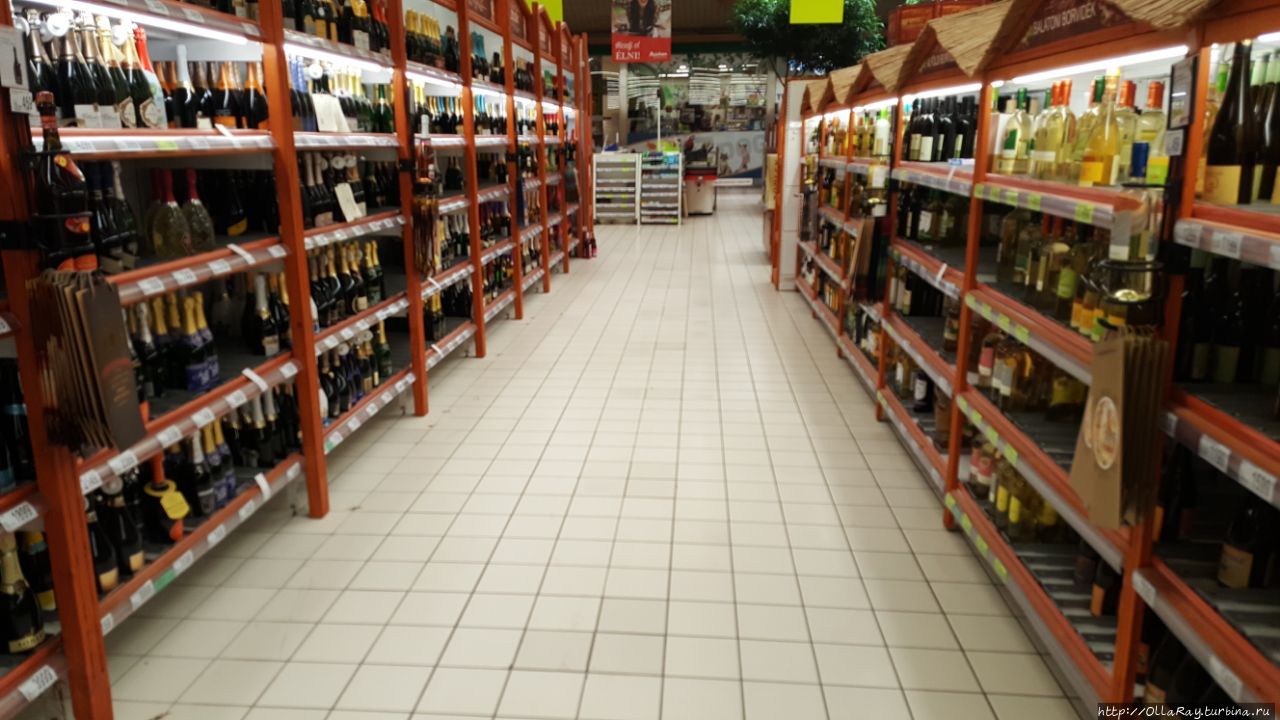 Заходите в любой гипермаркет типа Ашана (в нашем случае он и был) и выбирайте  по нормальным ценам то, что душе угодно — широко представлены все винодельческие регионы страны.
Ну и, конечно, паприку и салями не забудьте! Будапешт, Венгрия