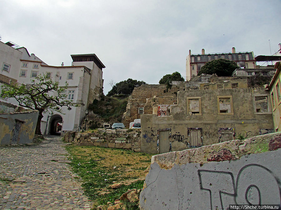 ... и практически руинам Лиссабон, Португалия