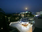 Ночной вид из номера отеля в пляжной зоне