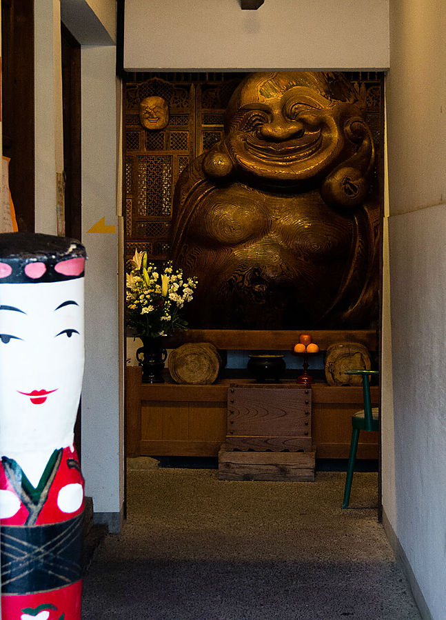 Фигурка сбору — местный реликтовый народный промысел, а фигурка по центру — всеми любимое азиатское божество довольства и благополучия.