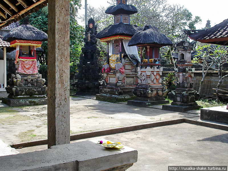 Непонятный храм рядом с непонятным храмом Батубулан, Индонезия