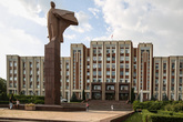 Верховный совет и правительство ПМР. Здание, как и Ильич, естественно, советского времении.