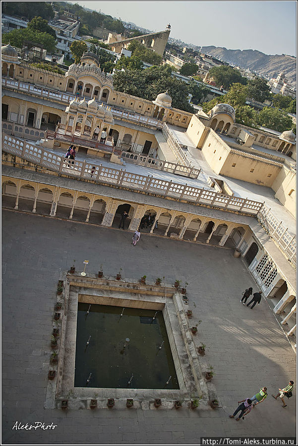 В центре — фонтан...
* Джайпур, Индия