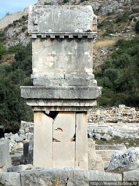 Монумент нереид.  Пятый век до н. э., украшен настенной пластикой и выполнен в форме стоящего на высокой подошве ионического храма. Фетхие, Турция