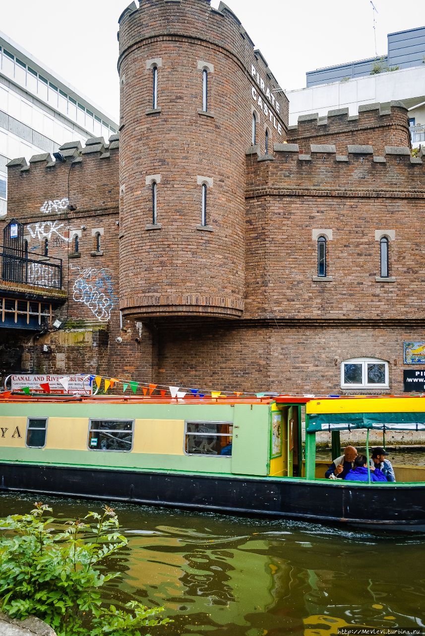 Знаменитый рынок у кэмденского шлюза (Camden Lock Market) Лондон, Великобритания