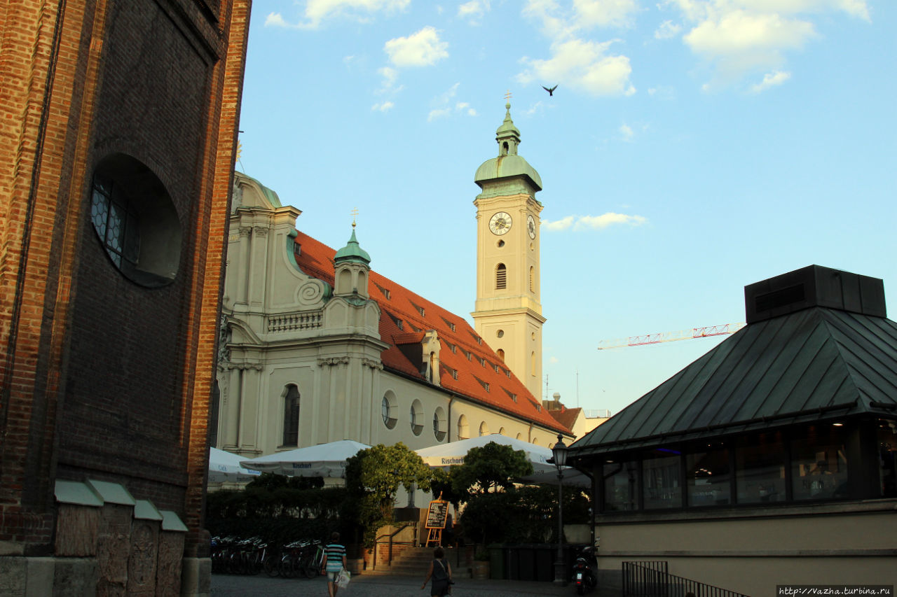 Церковь Святого Духа находится за Собором Святого Петра Мюнхена,церковь является старейшим строением города,и сравнима по своей значимости с Собором Святого Петра Мюнхен, Германия