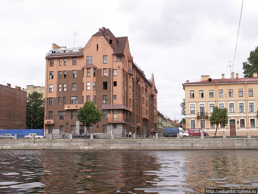 А этот домик — актёр из фильма Питер-FM