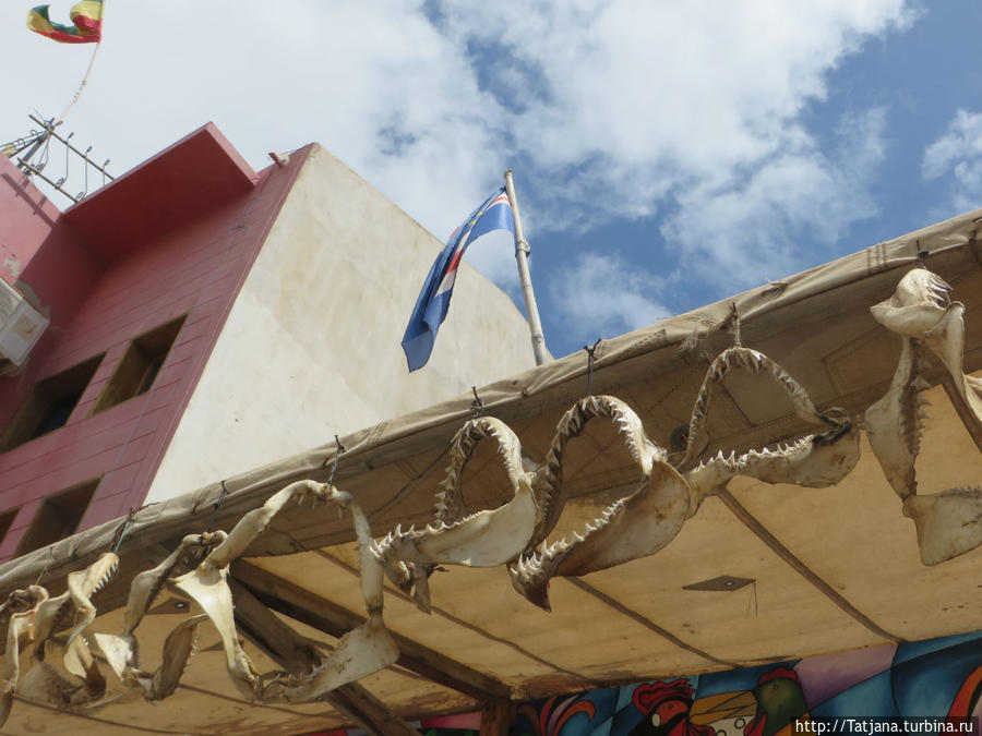 Воскресный рынок, рыба меч и рыбаки деревни  Санта-Мария Санта-Мария, Кабо-Верде