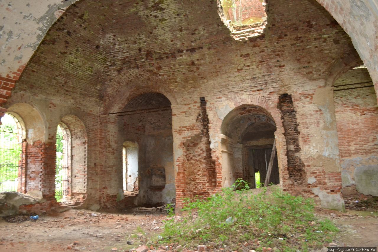 Всехсвятская кладбищенская церковь Крапивна, Россия