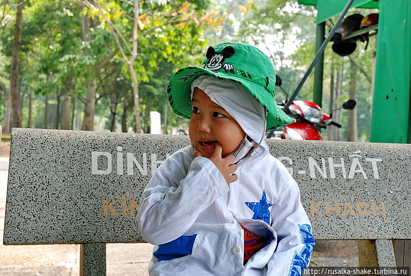 Малышка в очереди, на входе во Дворец