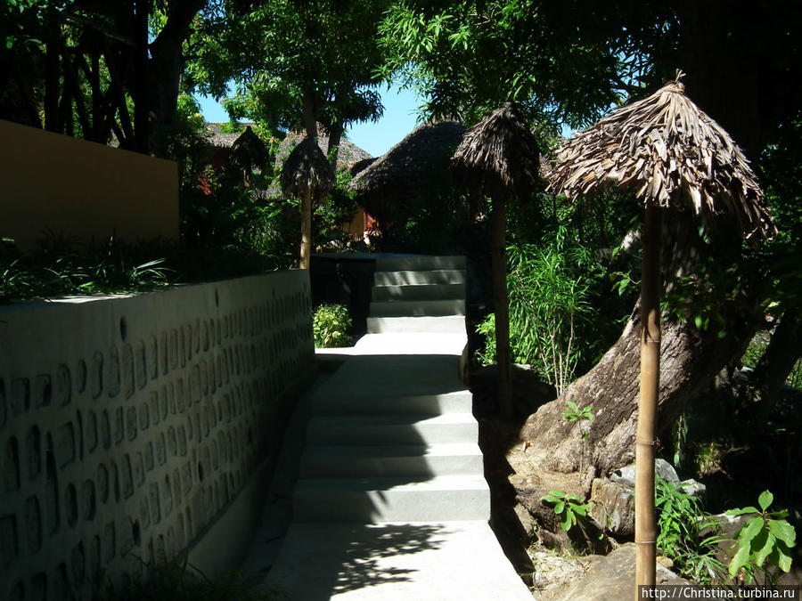 Виллы/лоджи находятся на разных уровнях и по территории отеля проложены вот такие ступенчатые дорожки. Нуси Комба, Мадагаскар