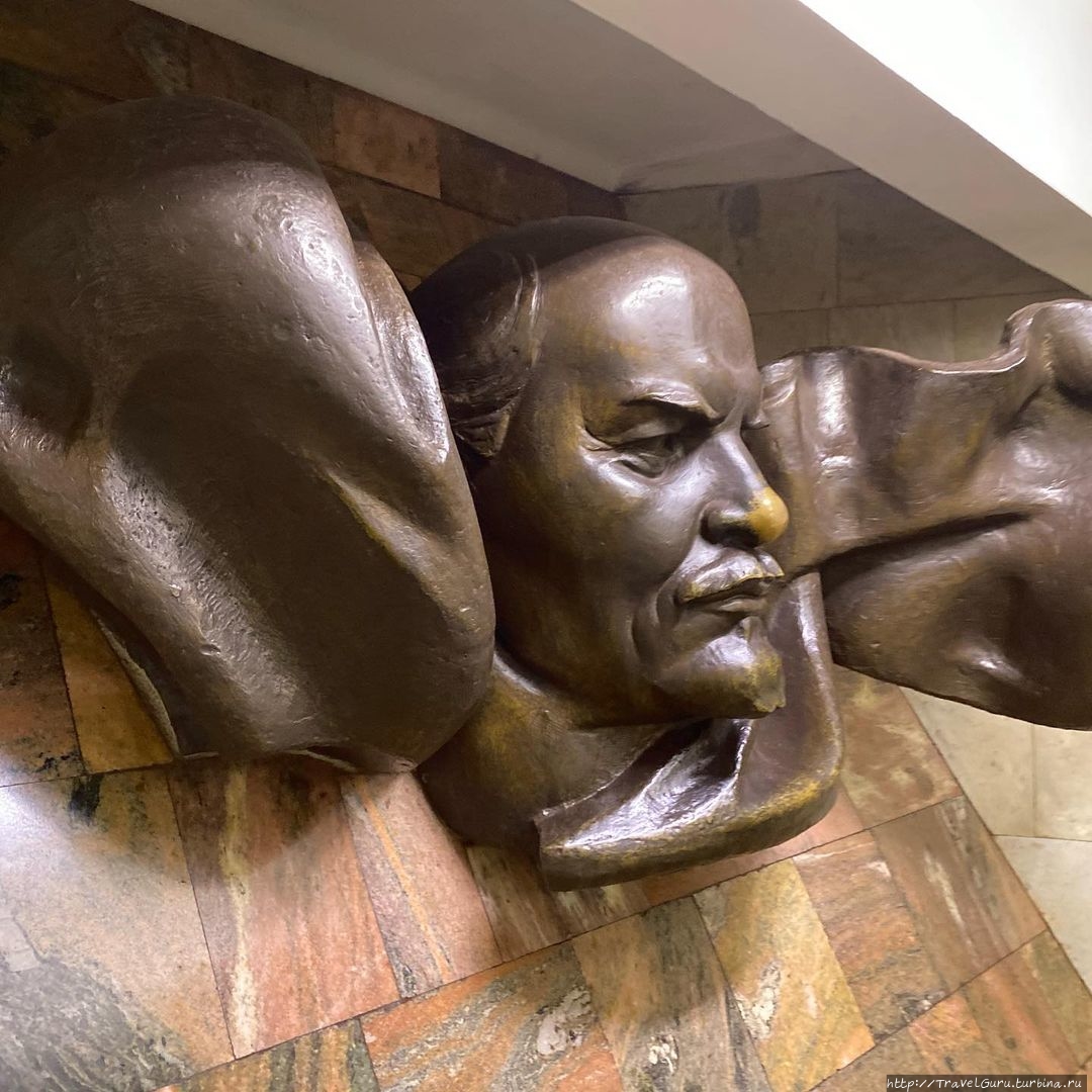 Как и собаке в московском метро, нос Ленина на 