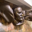 Как и собаке в московском метро, нос Ленина на Площади Ленина тоже трут)