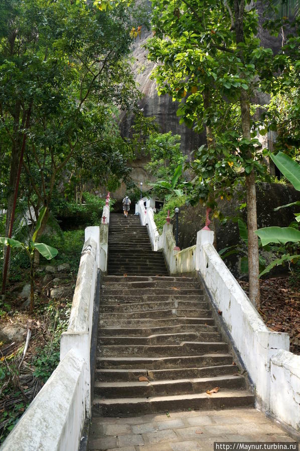 Лестница   на  нижний   уровень. Тангалла, Шри-Ланка