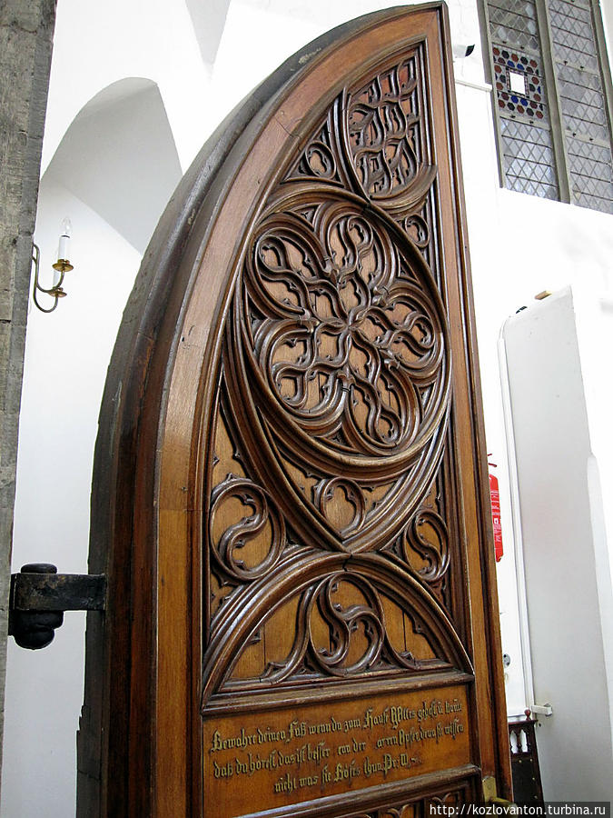 Фрагмент двери (1839 г.), ведущей в часовню Св.Марии, является шедевром художественной резьбы Эстонии. Таллин, Эстония