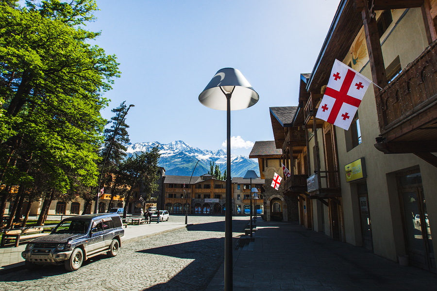 Центр Местии. Чуть левее, в небольшом парке, есть источник с вкусной минеральной водой! Так что вопрос о том, чтобы платить за воду, не стоял вообще..