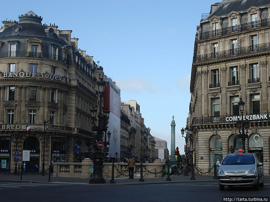 Аустерлицкая колонна (вдали) с площади Опера Париж, Франция
