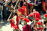 Актёр, изображающий Христа, несёт на себе настоящий тяжёлый деревянный крест — вес его более 50 килограммов. И бьют его плетьми почти по-настоящему.