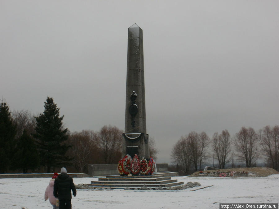 В центре поселка Гостилицы высится мемориал —  восьмиметровый обелиск, выполненный по проекту архитектора А. И. Лапирова. Он был возведен на месте погребения около 4000 советских бойцов. Гостилицы, Россия