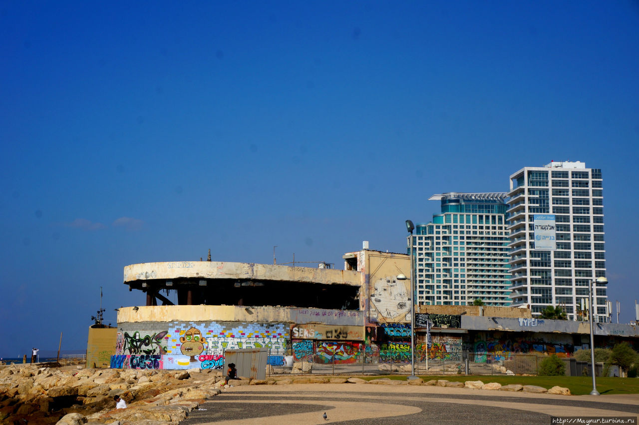 Остов   здания  бывшего  диско — клуба  до  сих  пор  напоминает  израильтянам о  самом трагичном  событии  последних  лет. 1 июня 2001 г. у  входа в клуб взорвал себя,  убил 14  и  ранил 120  молодых людей  террорист — смертник. Тель-Авив, Израиль