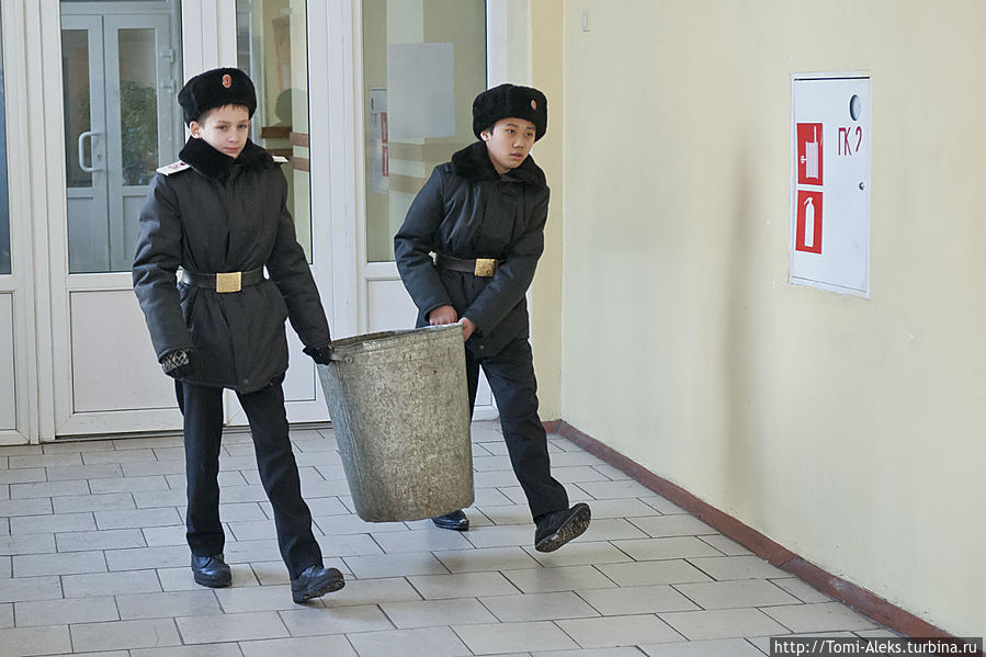 Дневальные, тем временем, занимаются тем, чем и должны заниматься...
*